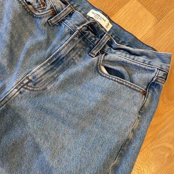 Women’s Abercrombie “The slouchy jean” mid rise - Picture 4 of 4